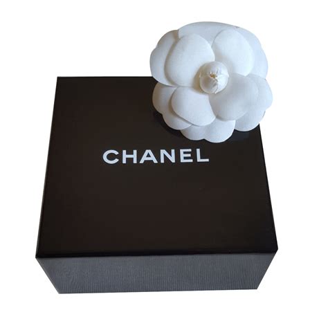 camélia chanel prezzo|Chanel camellia flower brooch.